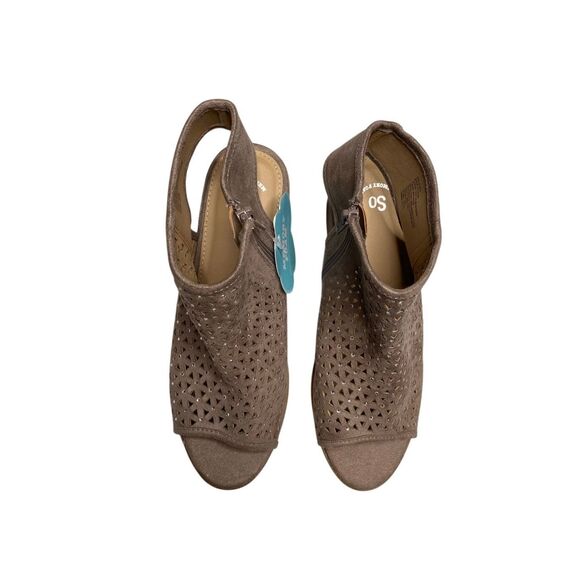 SO Womens 6M Brown Taupe Peep Toe Ankle Zip Block Heel Perforated Sandals NWT - Picture 2 of 12